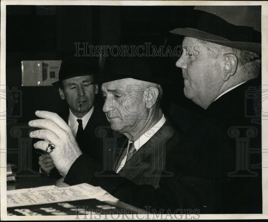 1966 Press Photo Fitzgerald looks on during booking of Judge Sohor - nef36003