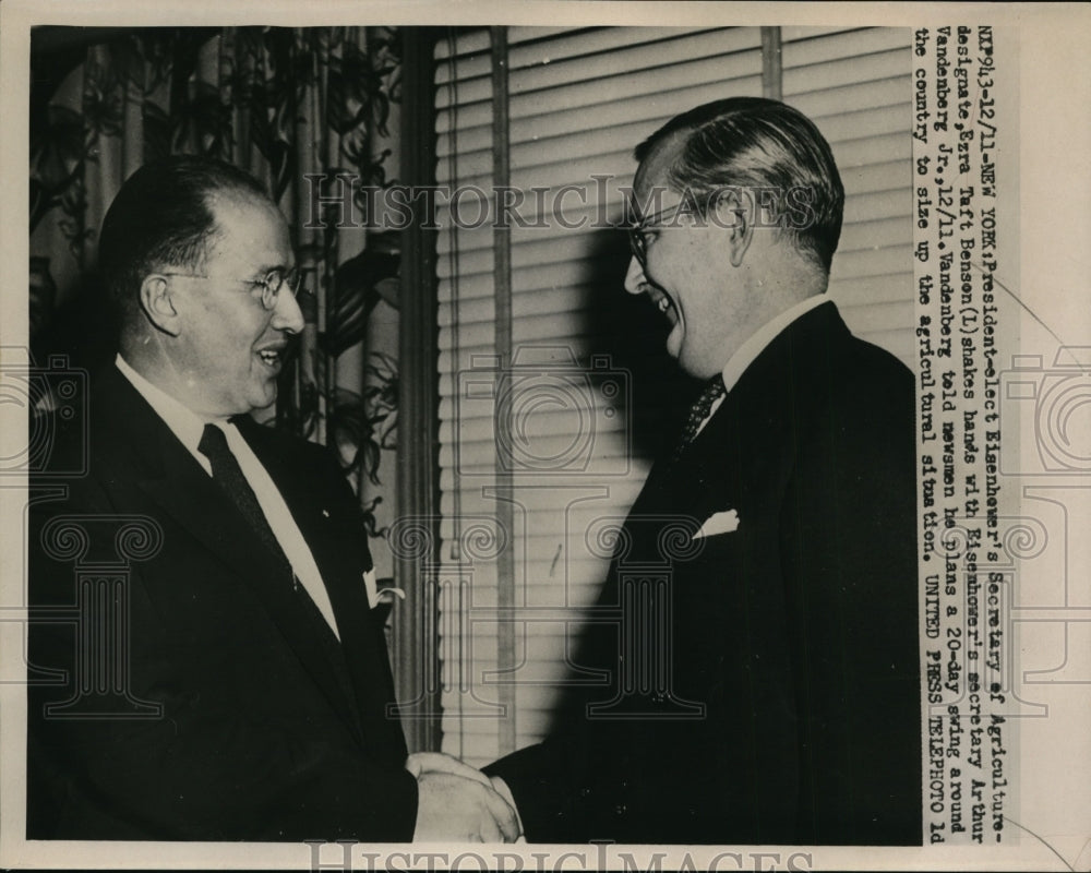 1952 Press Photo Ezra Taft Benson shakes hands with Arthur Vandenberg Jr.