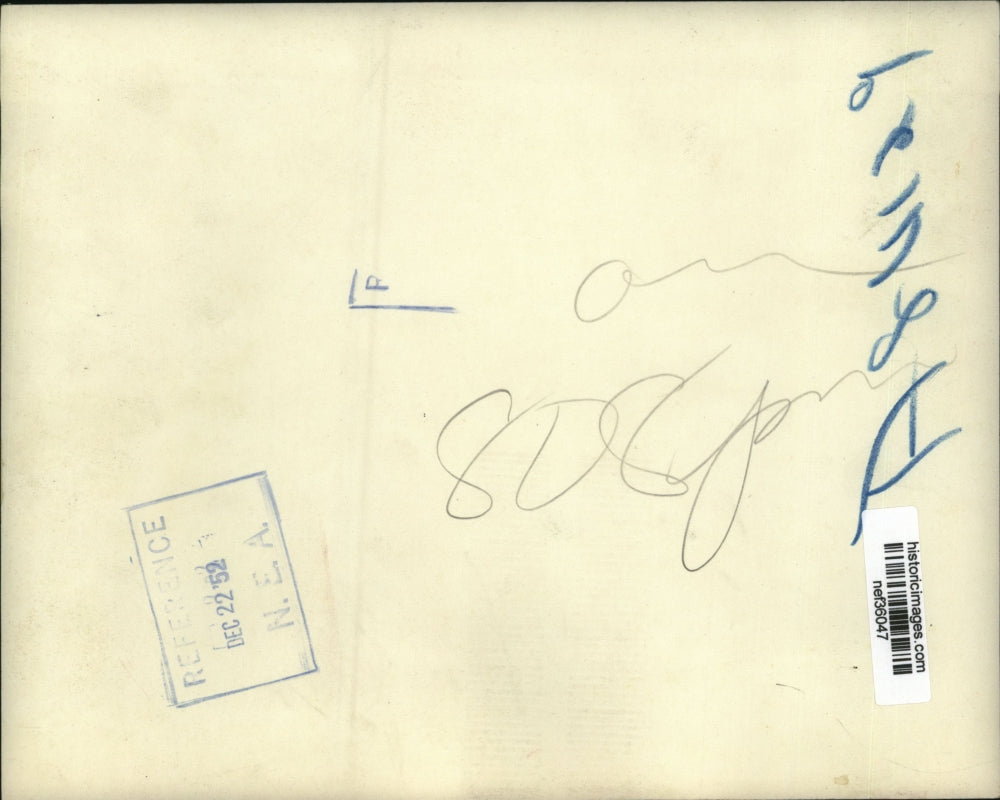 1952 Press Photo Ezra Taft Benson shakes hands with Arthur Vandenberg Jr.