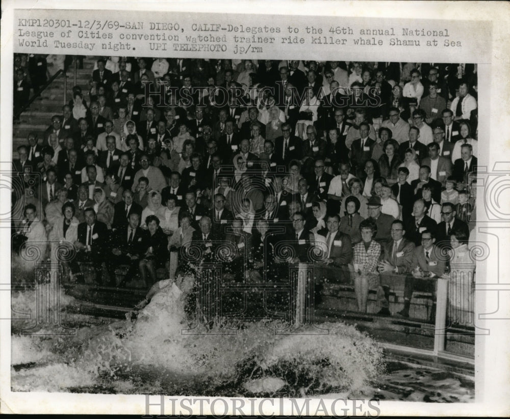 1969 Press Photo Delegates watch trainer ride killer whale Shamu at Sea World