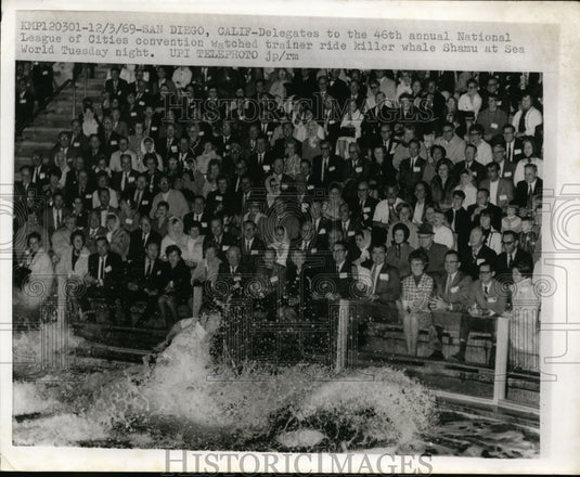 1969 Press Photo Delegates watch trainer ride killer whale Shamu at Sea World