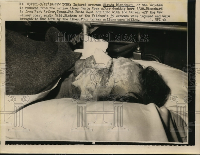 Load image into Gallery viewer, 1959 Press Photo Claude Blanchard removed from the cruise liner Santa Rosa
