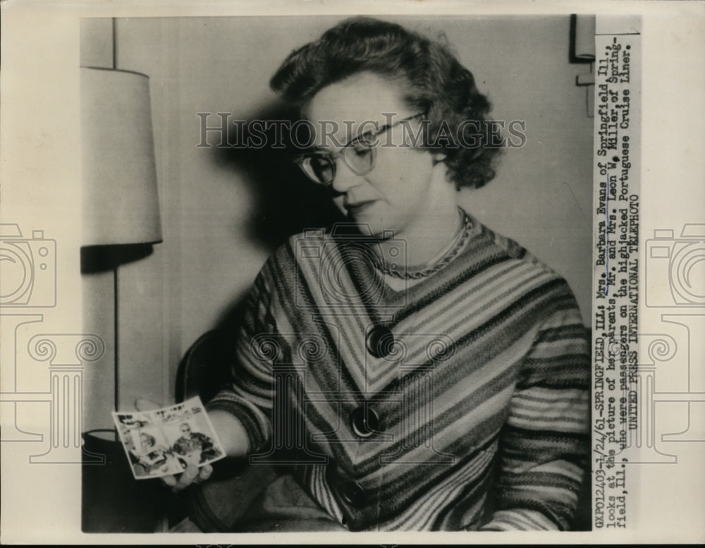 1961 Press Photo Mrs. Barbara Evans looks at picture of her parents - nef36094