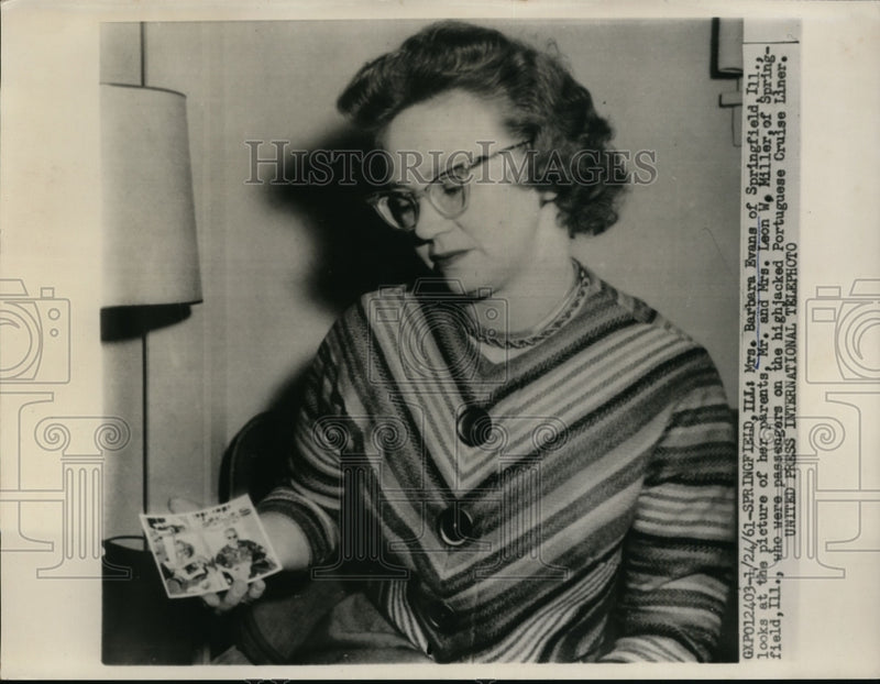 Load image into Gallery viewer, 1961 Press Photo Mrs. Barbara Evans looks at picture of her parents - nef36094
