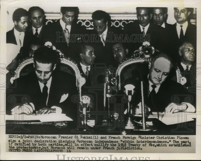 Load image into Gallery viewer, 1956 Press Photo Si Bakkai and Christian Pineau Sign Moroccan Peace Declaration
