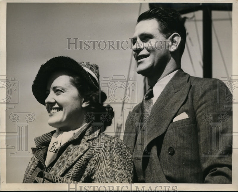 Load image into Gallery viewer, 1939 Press Photo Mr. and Mrs. J.C. Drager return to San Francisco - nef36161
