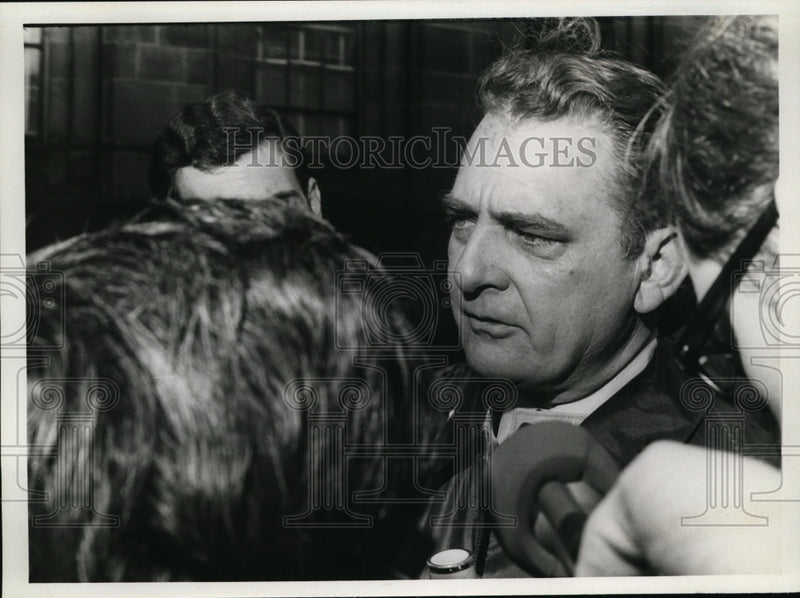 Load image into Gallery viewer, 1969 Press Photo Man being interviewed by reporters - nef36220
