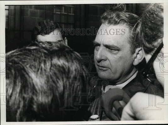 1969 Press Photo Man being interviewed by reporters - nef36220
