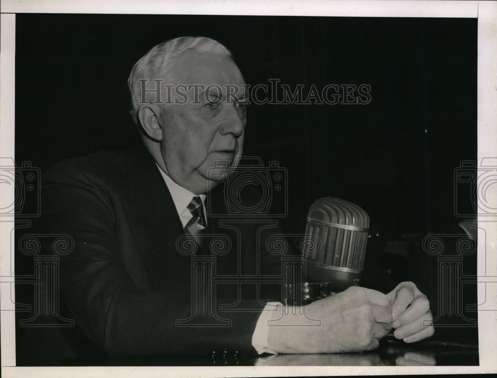 1946 Press Photo H.D. Collier Reads Lengthy Memorandum Prepared in 1941