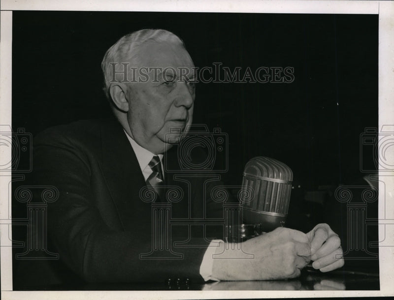 Load image into Gallery viewer, 1946 Press Photo H.D. Collier Reads Lengthy Memorandum Prepared in 1941
