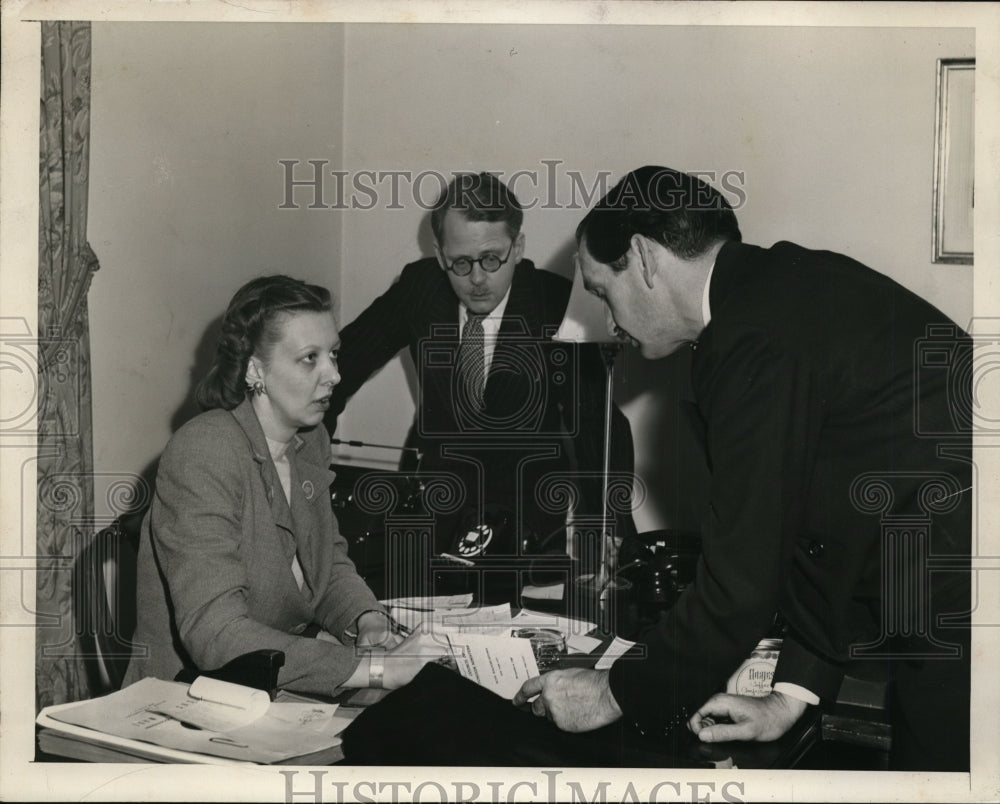 1947 Press Photo Margaret &quot;Magge&quot; Halden Answering Questions From Newspapermen- Historic Images