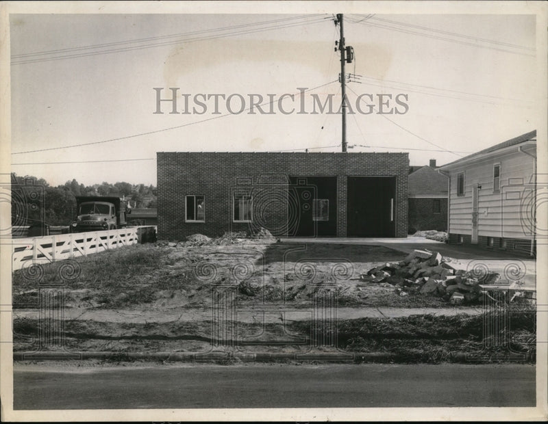 Load image into Gallery viewer, 1953 Press Photo Garage at Corner of Grovewood and Broadview Road - nef36236
