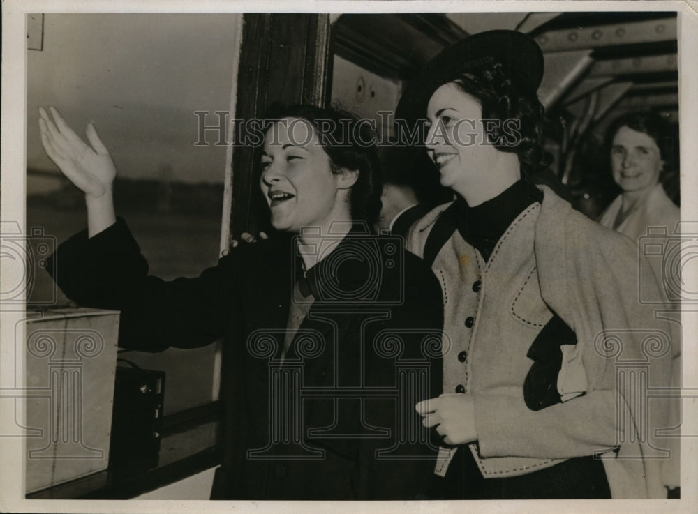 1937 Press Photo Two Tourists Glad to Return to the United States in a Hurry