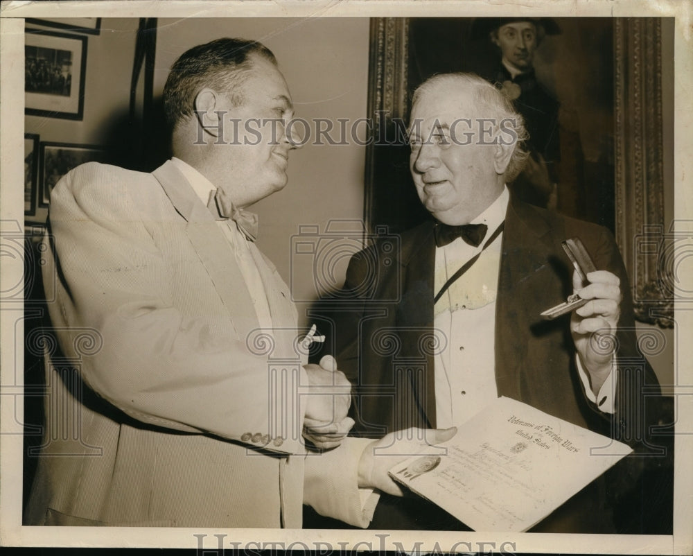 Press Photo Sen. Tom Connally Receives Award from B. Ketchum - nef36250