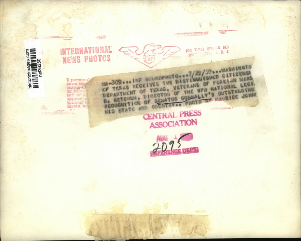 Press Photo Sen. Tom Connally Receives Award from B. Ketchum - nef36250