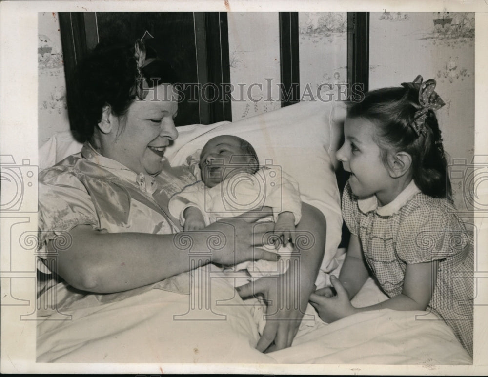 1944 Press Photo New Born Rudolph Muck Weighted 17 1/2 Pounds at Birth