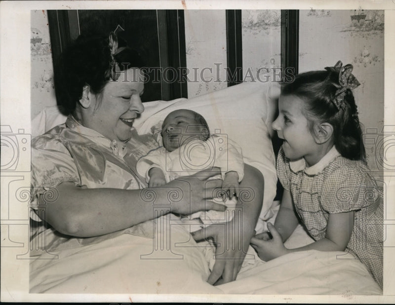 Load image into Gallery viewer, 1944 Press Photo New Born Rudolph Muck Weighted 17 1/2 Pounds at Birth
