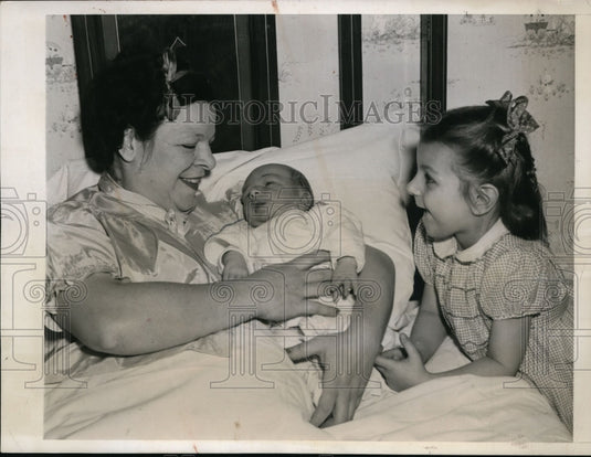 1944 Press Photo New Born Rudolph Muck Weighted 17 1/2 Pounds at Birth