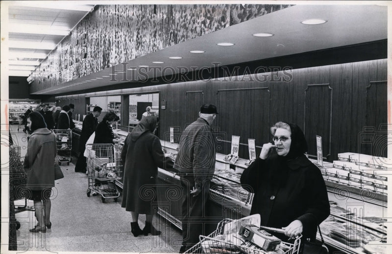 Load image into Gallery viewer, 1969 Press Photo Meat Counter at Pick-N-Pay Parmatown - nef36305

