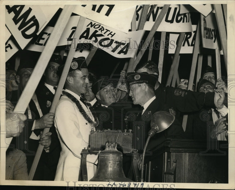 Load image into Gallery viewer, 1938 Press Photo Retiring Legion Commander Congratulates Successor - nef36313
