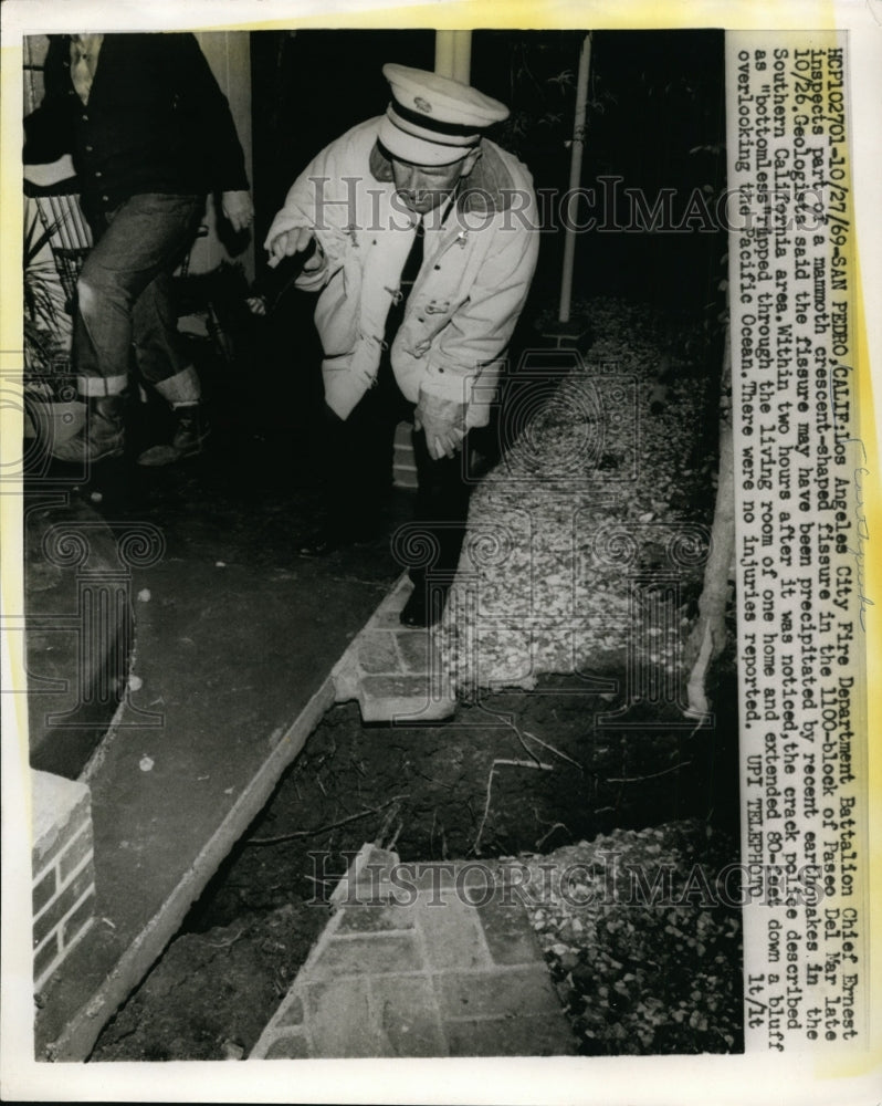 1969 Press Photo LA City Fire Dept Battalion Chief Ernest Inspects Fissure