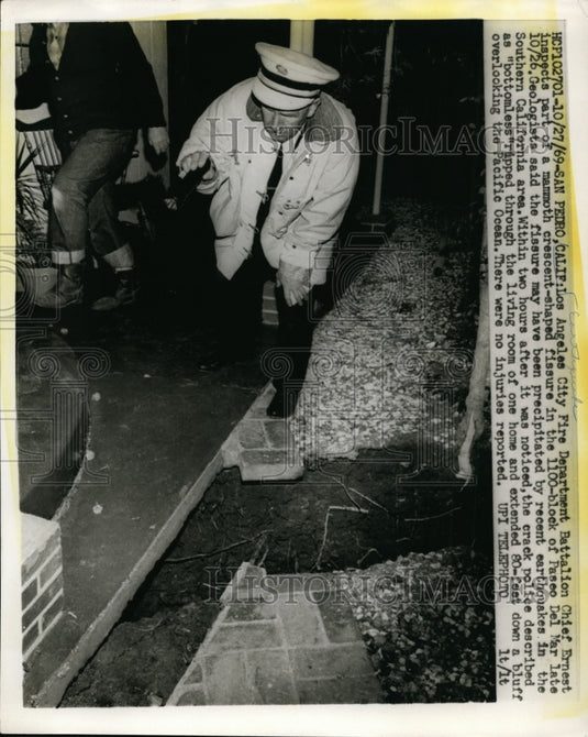 1969 Press Photo LA City Fire Dept Battalion Chief Ernest Inspects Fissure
