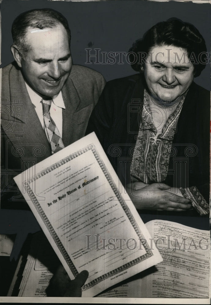 Load image into Gallery viewer, 1957 Press Photo Joe Schwager &amp; Marie Kapla to Wed While Riding Salt Grass Trail
