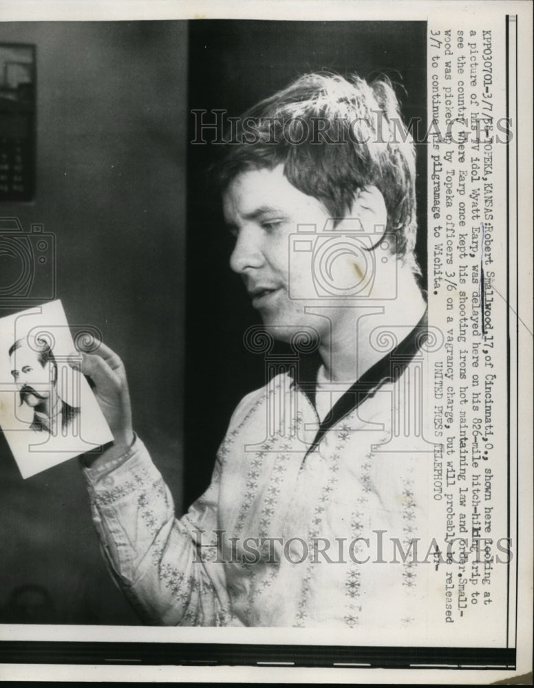 1958 Press Photo Robert Smallwood Looking at Picture of His TV Idol Wyatt Earp