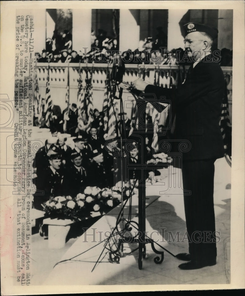 Load image into Gallery viewer, 1948 Press Photo Perry Brown speaks at Annual Armistice Day Ceremonies
