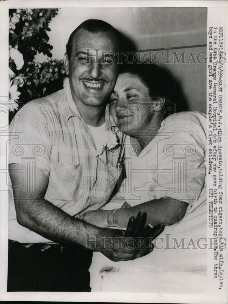 Load image into Gallery viewer, 1959 Press Photo Mr &amp; Mrs Ciro Bravato Holds 4 Cigars for Birth of Quadruplets
