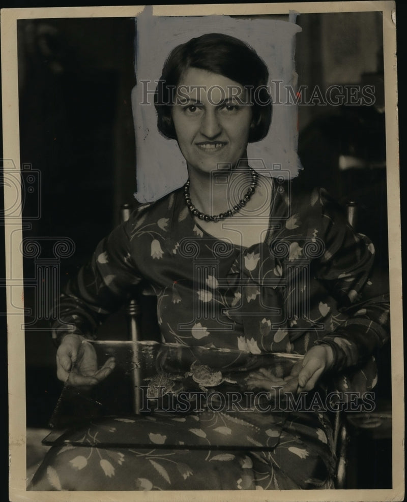 Load image into Gallery viewer, Press Photo Helen McCue and Horned Toads - nef36557
