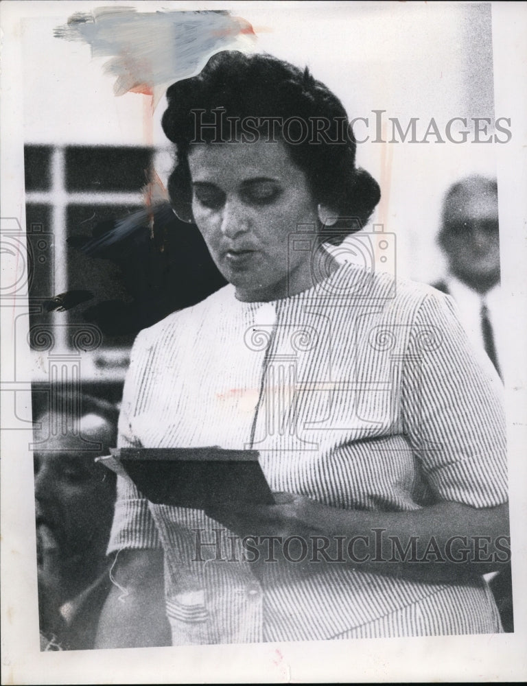 Load image into Gallery viewer, 1962 Press Photo Mrs. Joseph Naimign - nef36580
