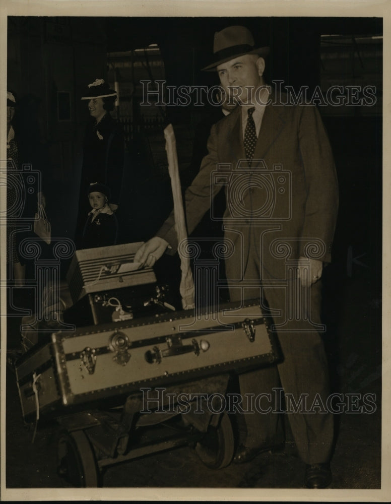 1939 Press Photo William Arnold Leaves Liner President Roosevelt, New York City