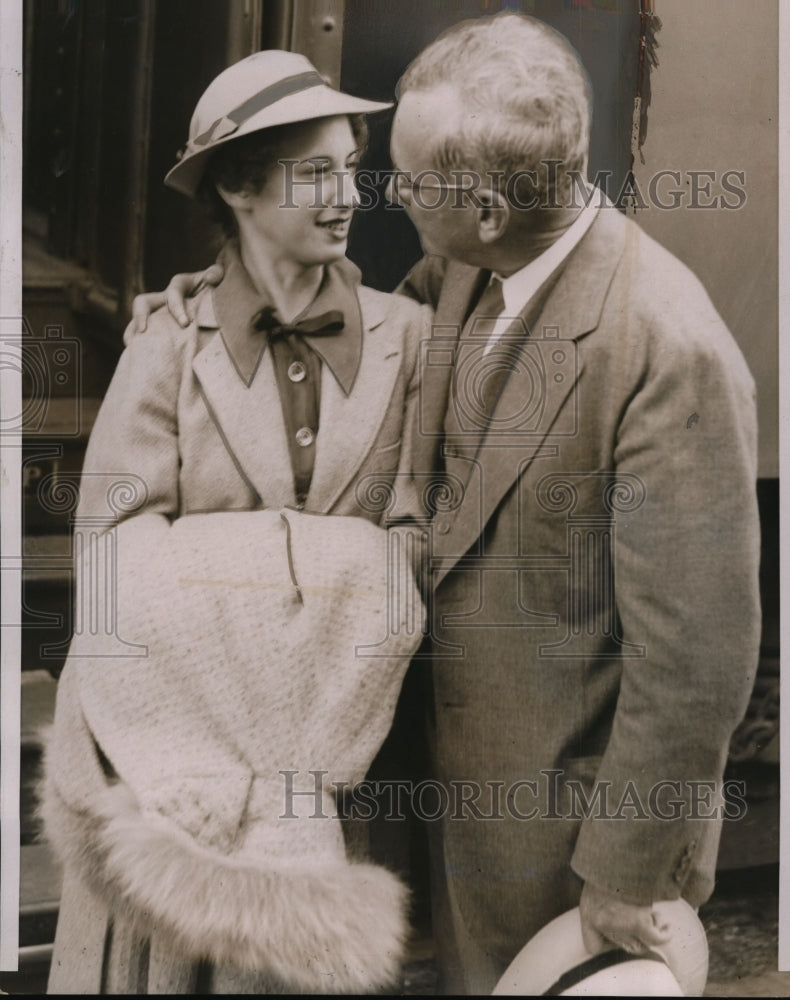 Load image into Gallery viewer, 1936 Press Photo Governor Alf Landon Says Goodbyes before Republican Convention
