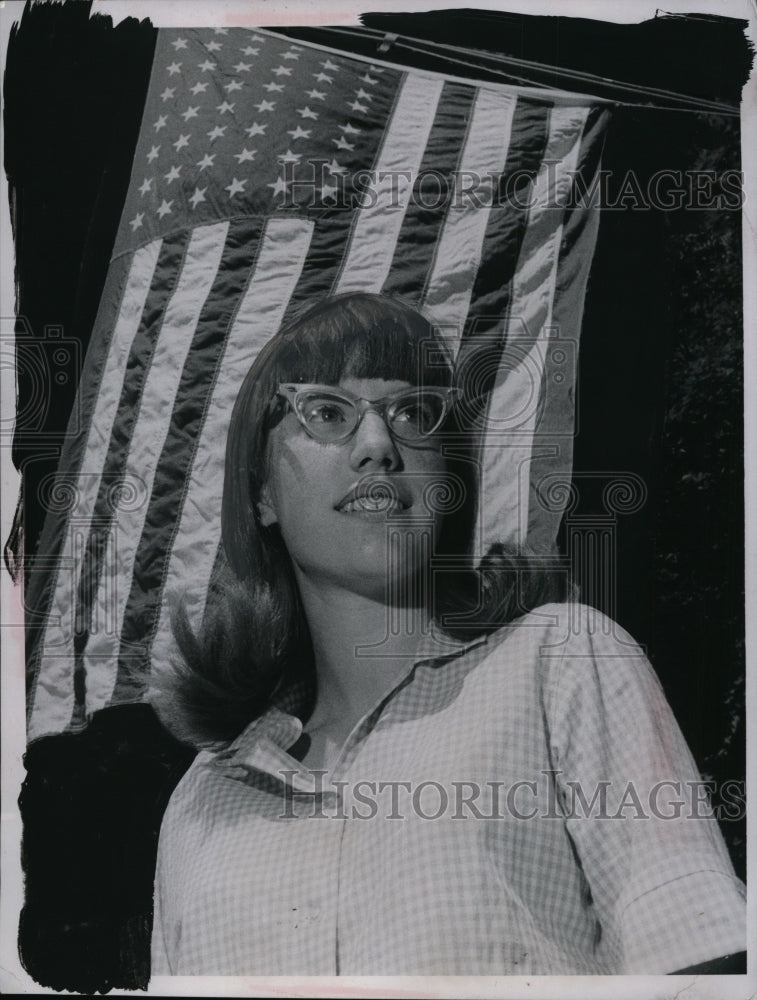 Load image into Gallery viewer, 1966 Press Photo Karen Houck of Lakewood High School on American Patriotism
