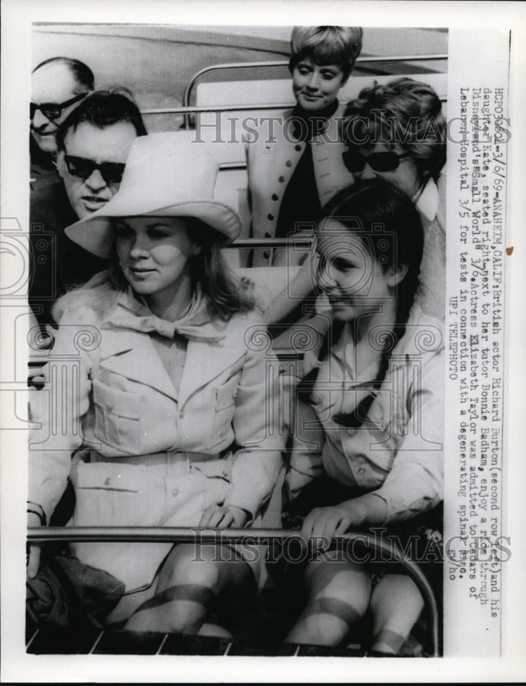 1969 Press Photo Actor Richard Burton with Daughter at Disneyland, Anaheim, CA