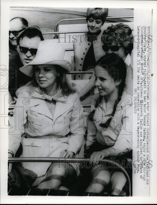 1969 Press Photo Actor Richard Burton with Daughter at Disneyland, Anaheim, CA