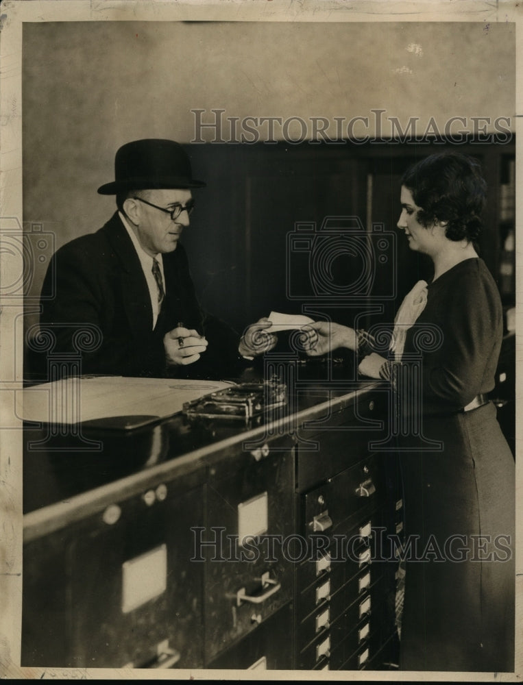 1933 Press Photo Elsie Pesek Clerk at Connecticut Mutual Life Insurance Company- Historic Images