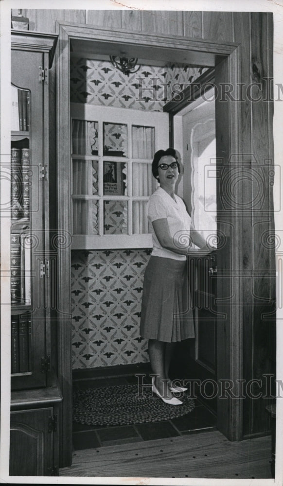1967 Press Photo Mrs Robert Bollinger at Her 6891 Parma Pk Blvd Home