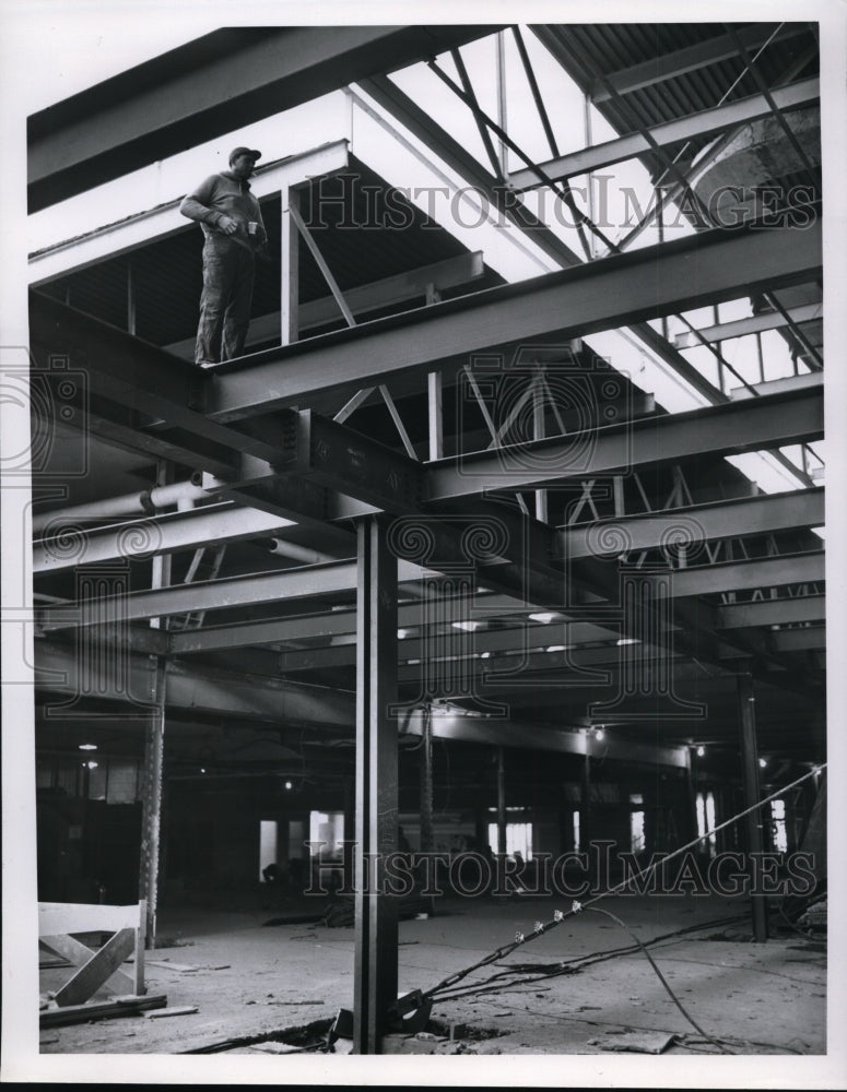 Load image into Gallery viewer, 1961 Press Photo Roof Raise at Old Westgate Building for New Higbee Store
