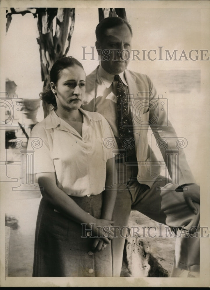 Load image into Gallery viewer, 1938 Press Photo John E. Raasch &amp; Wife on Vacation, San Juan, Puerto Rico
