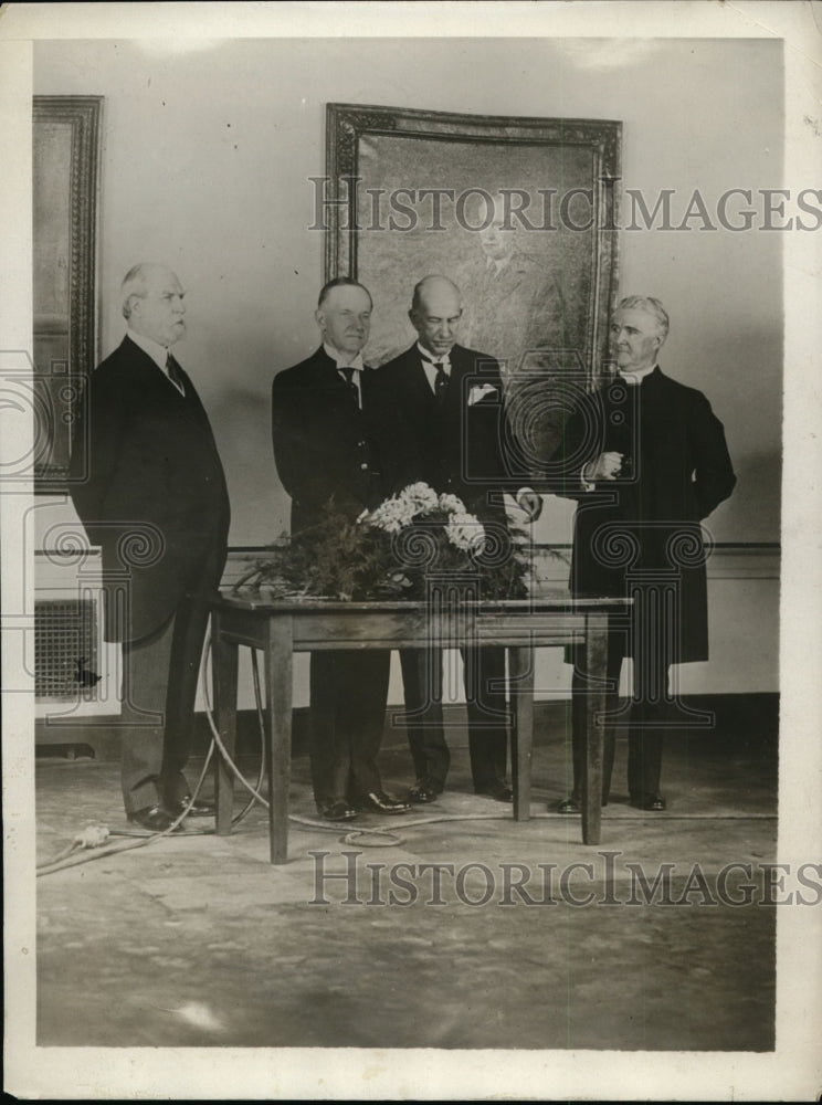 1929 Press Photo Calvin Coolidge given NYG&B Honorary Membership, New York