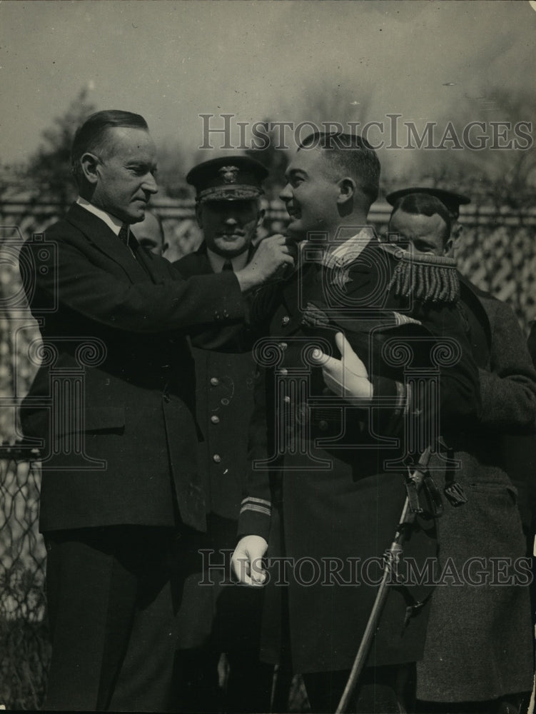 1924 Press Photo Decorating Lewis Ryan for Heroism in Rescue of Woman From Fire