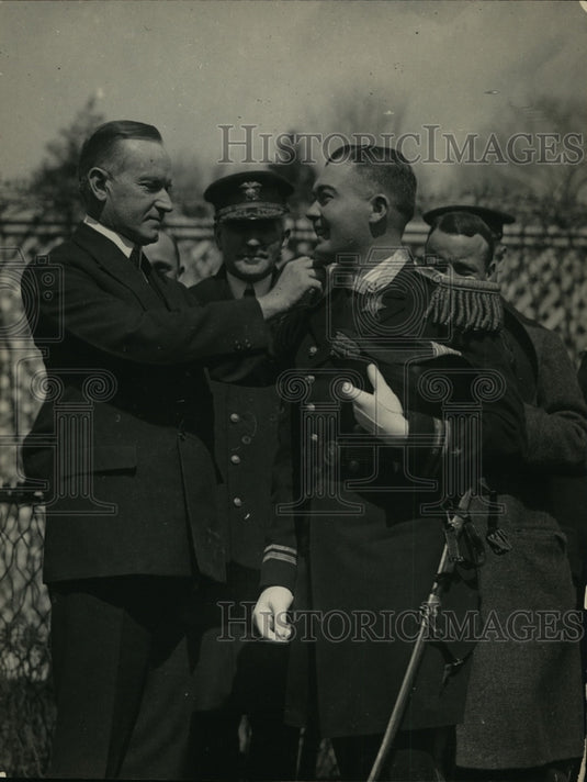 1924 Press Photo Decorating Lewis Ryan for Heroism in Rescue of Woman From Fire