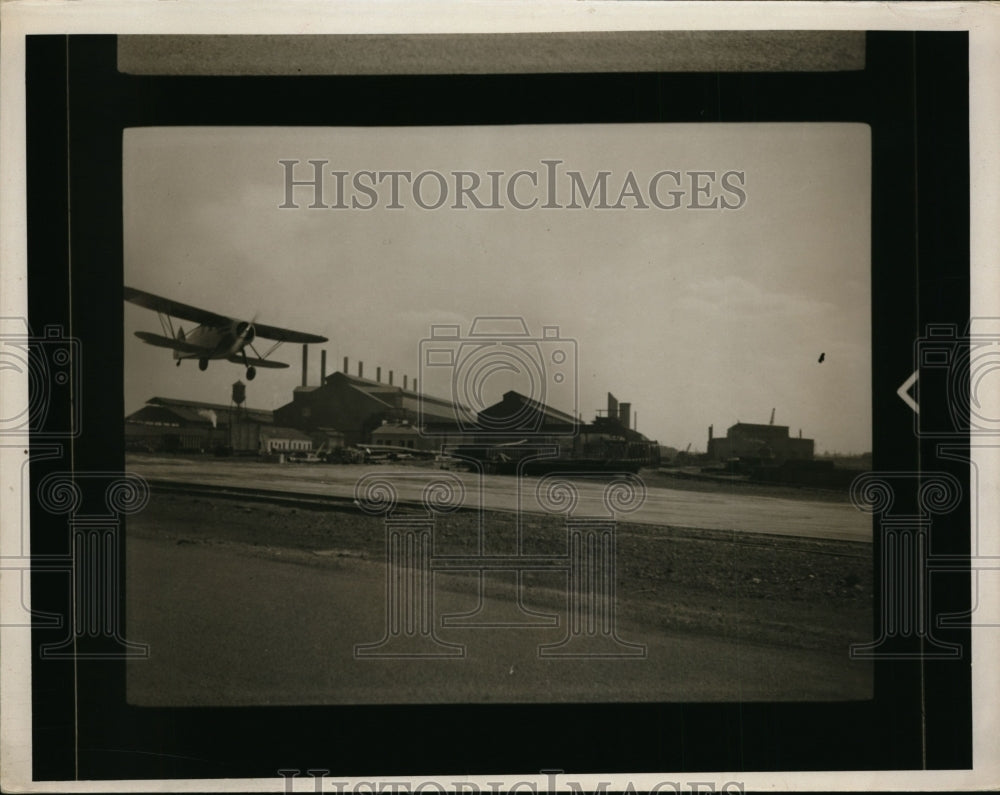 1937 Press Photo Plane Landing - nef36961- Historic Images