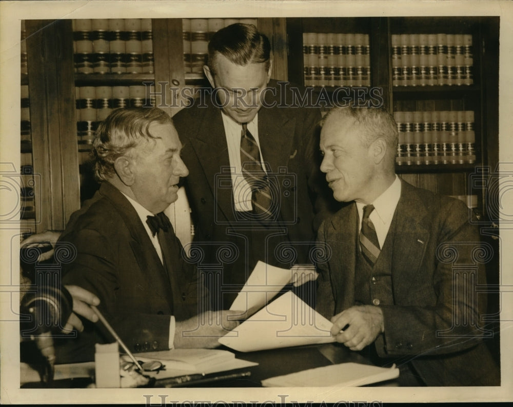 1941 Press Photo Sen Tom Connally Shown With First Two Witnesses to Appear