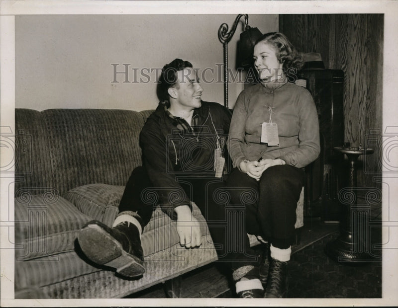 Load image into Gallery viewer, 1938 Press Photo Katherine Avilla Brooks Queen for Dartmouth College Carnival
