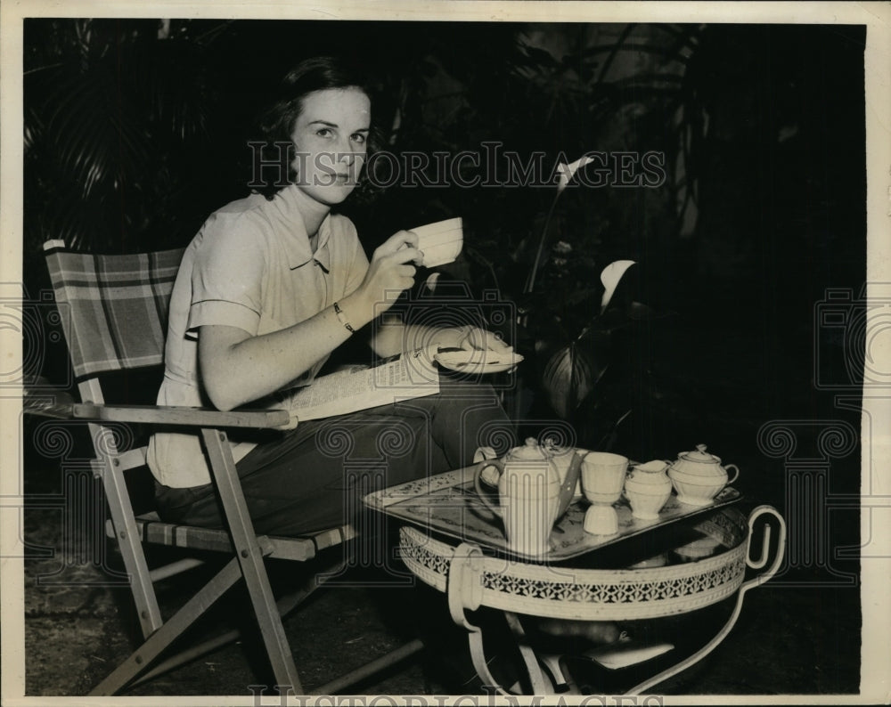 1938 Press Photo Shirley Bell Pictured in Characteristic Daily Routine