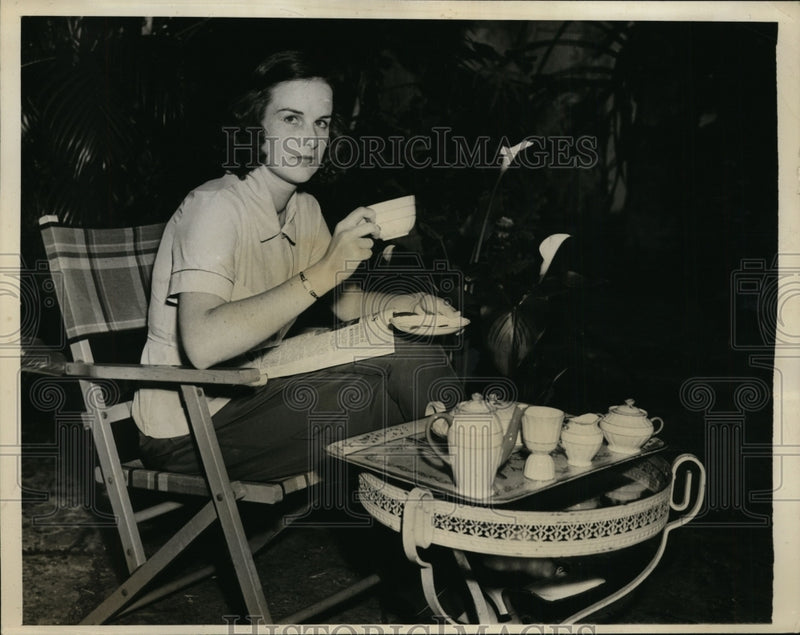 Load image into Gallery viewer, 1938 Press Photo Shirley Bell Pictured in Characteristic Daily Routine
