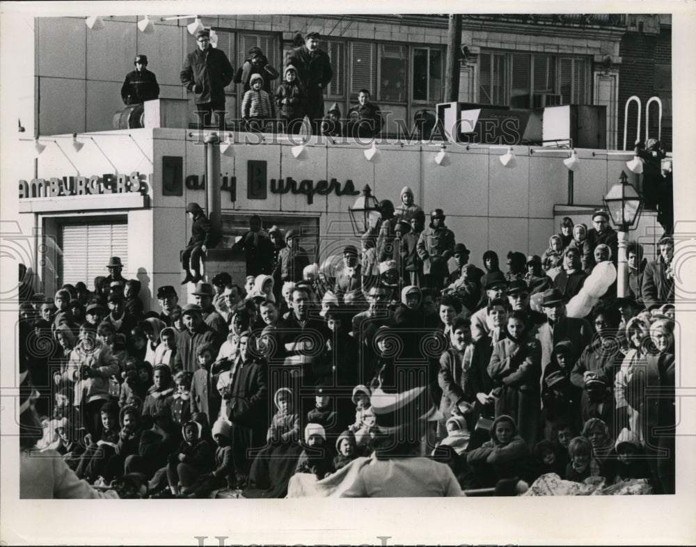 1964 Press Photo Unknown Crowd - nef36976